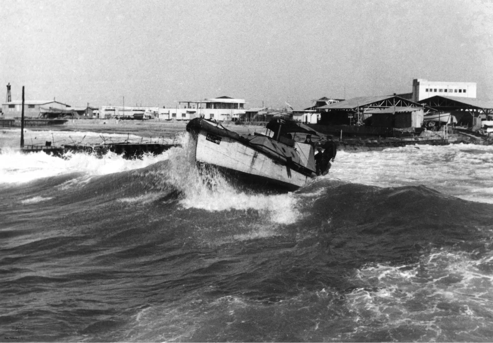 תל אביב 1938 סירה בגלים - דוד לסלו סקלי -  - מק''ט: 143446